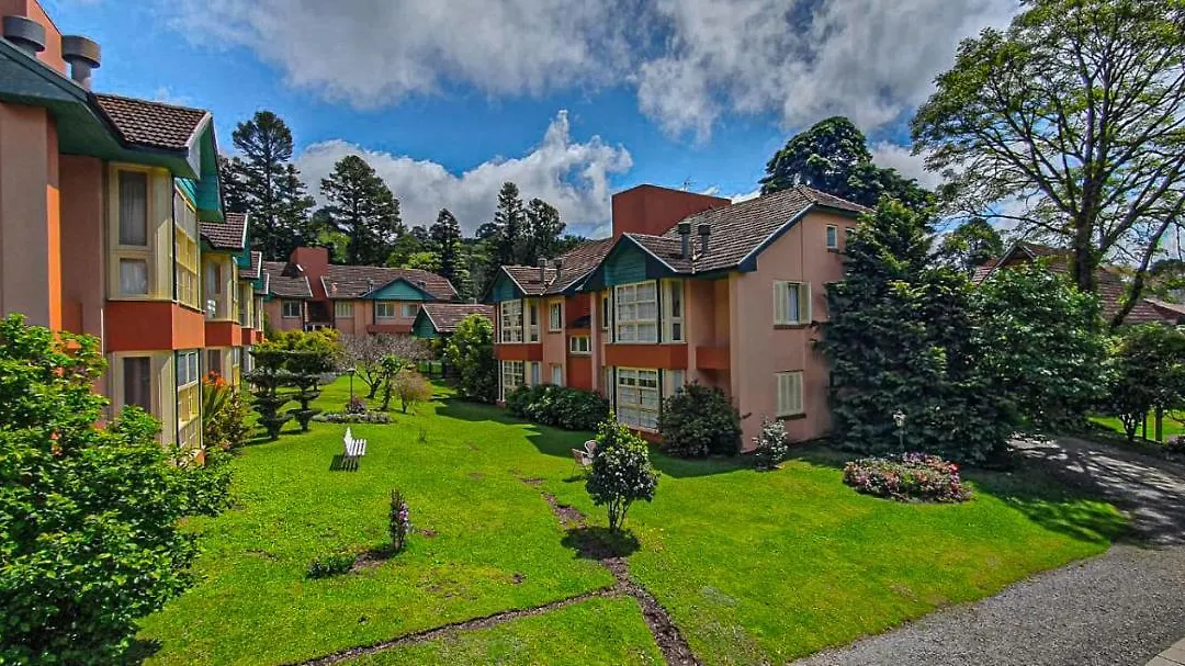Duplex Floresta Negra - Sua Base perfeita em Gramado! Ótima LOCALIZAÇÃO LAGONegro 500m - 02 Quartos e 02 Banheiros para FAMILIA em CONDOMINIO FECHAD0, cozinha completa com GARAGEM e portaria 24h-1