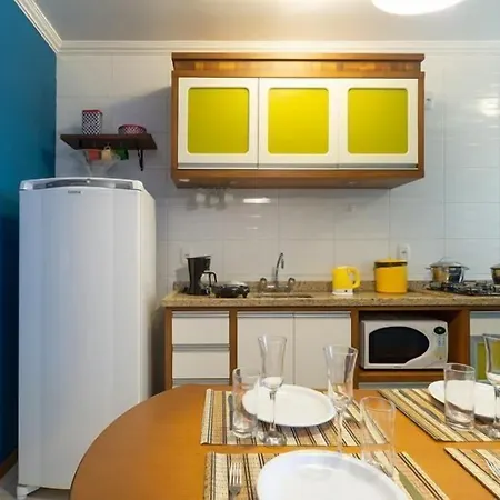 GRAMADO SOLAR REAL - 2 APTS de 2 quartos no mesmo prédio, cada um comporta até 7 pessoas - IDEAL PARA GRUPOS - central - IDEAL PARA ANDAR A PÉ, nesta plataforma desde janeiro de 2016, oferecemos CREDIBILIDADE - seu PET é bem-vindo - GARAGEM COBERTA-2