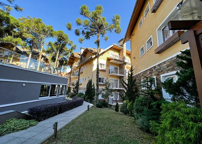 Apto moderno com lareira, piscina aquecida e infra completo em Gramado