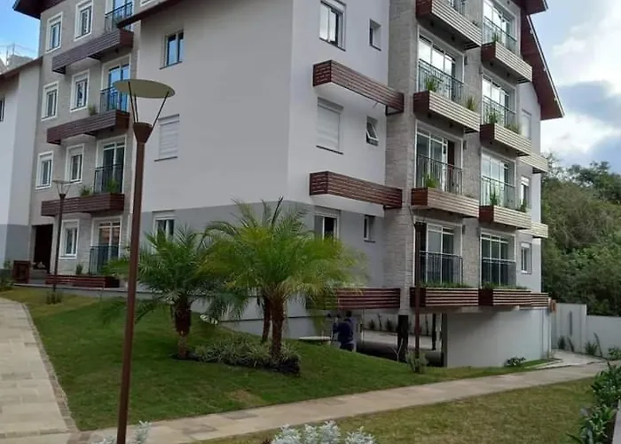 Apto Top , ótima Localização, 4 min de carro da rua coberta Piscina térmica, academia, até 4 hospedes