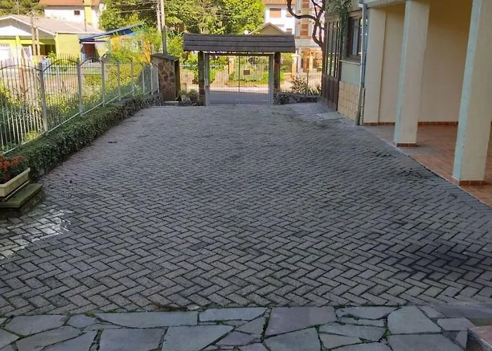 Apto térreo com pátio. Perto de tudo! Gramado