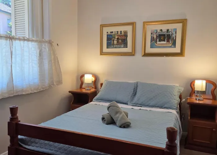 Duplex Floresta Negra - Sua Base perfeita em Gramado! Ótima LOCALIZAÇÃO LAGONegro 500m - 02 Quartos e 02 Banheiros para FAMILIA em CONDOMINIO FECHAD0, cozinha completa com GARAGEM e portaria 24h